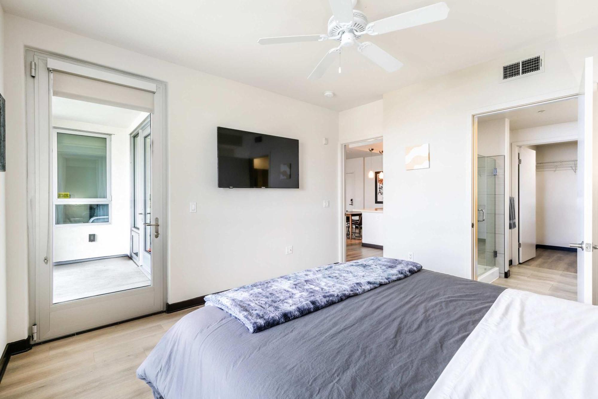 Chic 2br Retreat In The Heart Of Weho Apartment