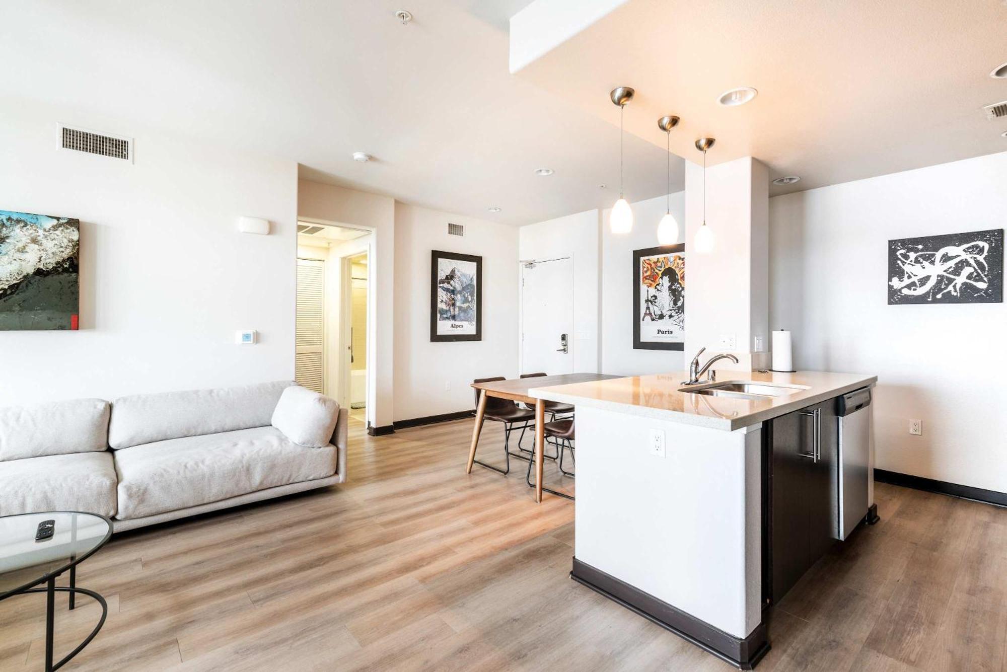 Chic 2br Retreat In The Heart Of Weho