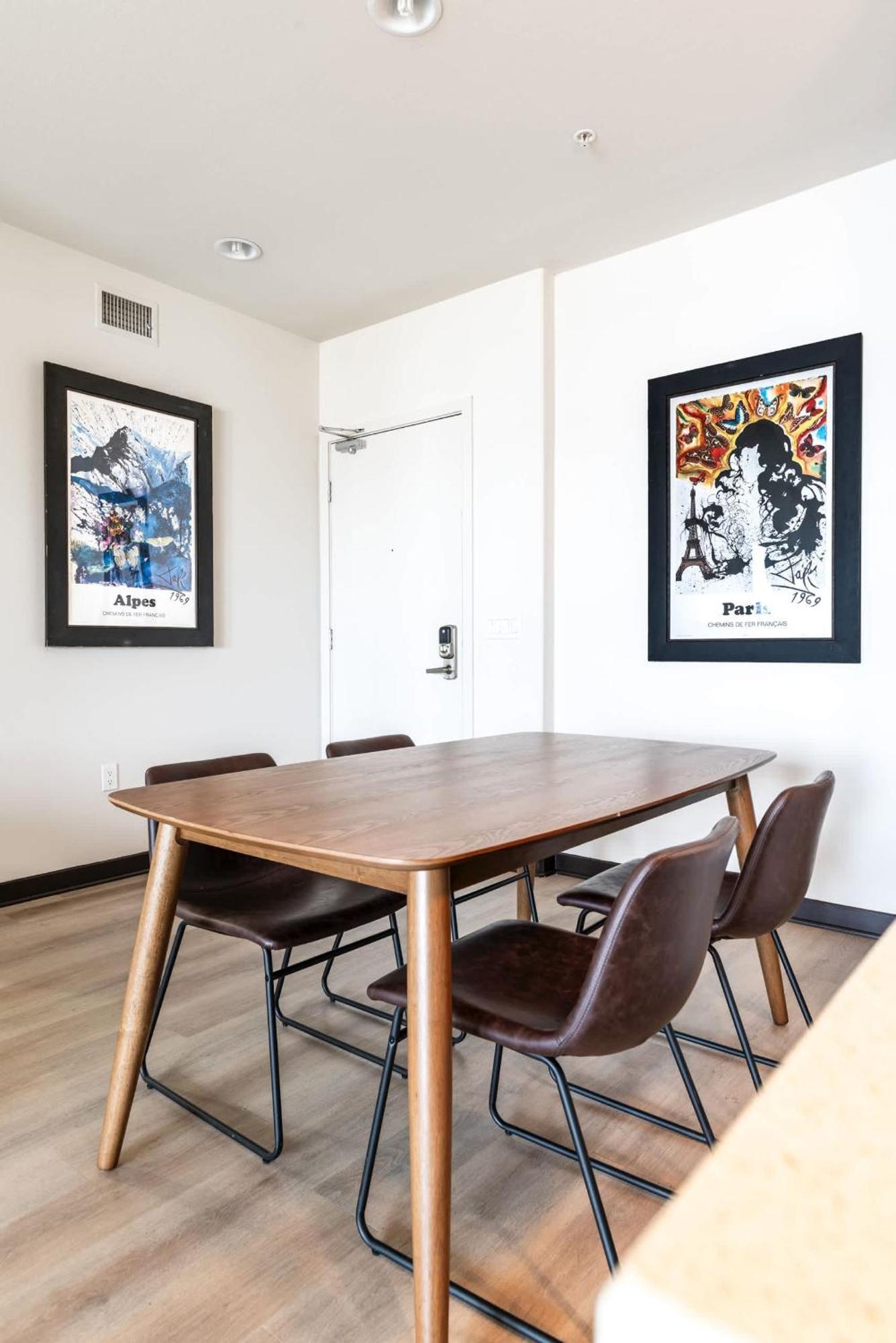 Chic 2br Retreat In The Heart Of Weho Appartamento