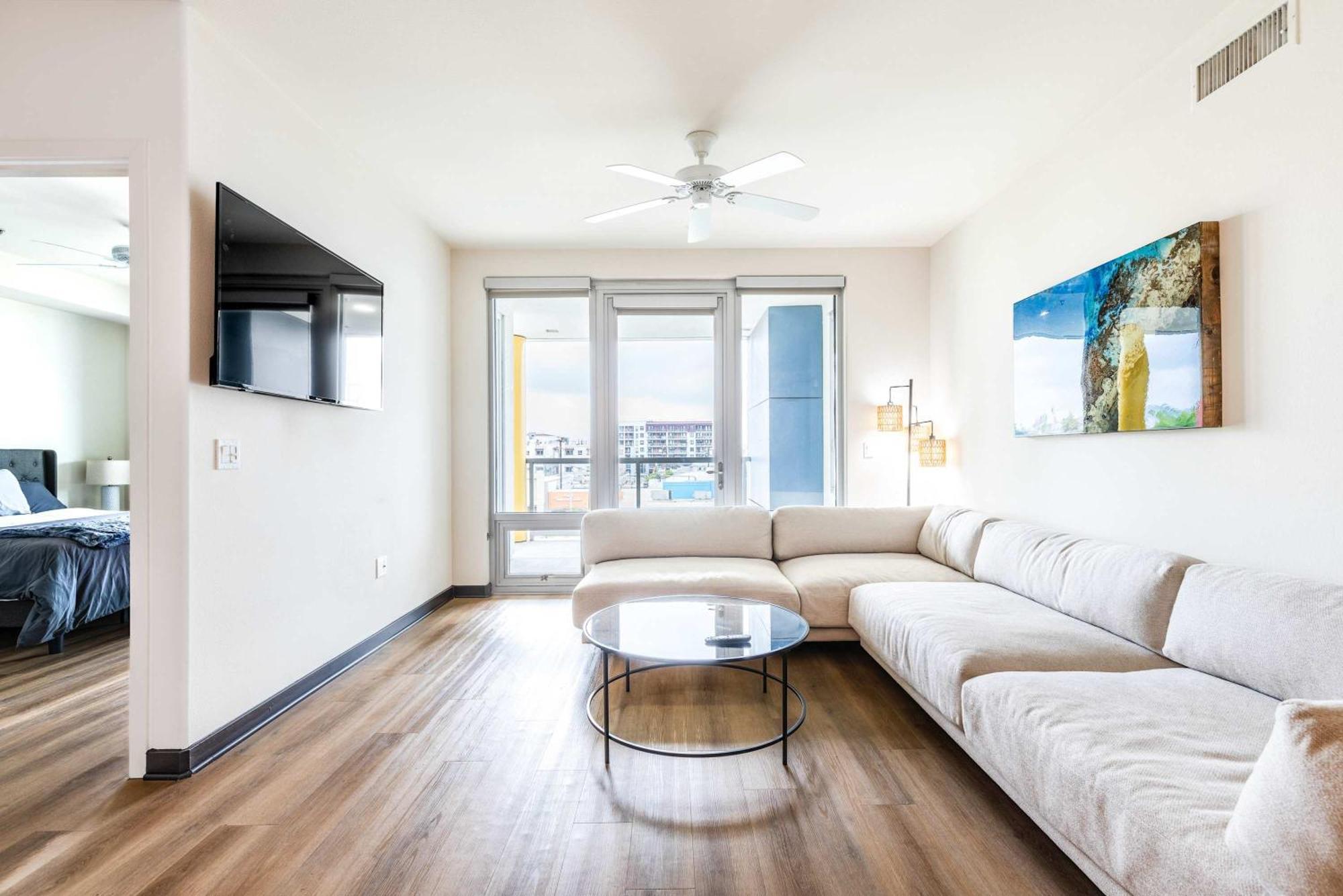 Chic 2br Retreat In The Heart Of Weho Appartamento